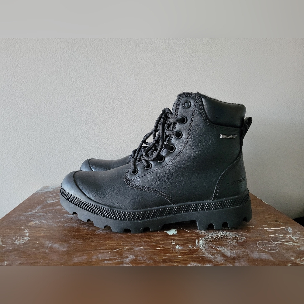 BRAND NEW ELEMENTS waterproof boots made with leather and thinsulate